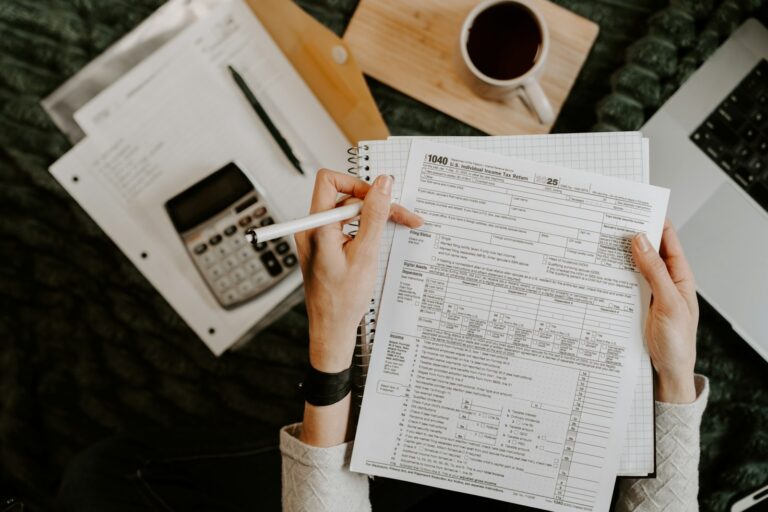 Aides à la création d'entreprise : entrepreneur préparant son dossier de financement