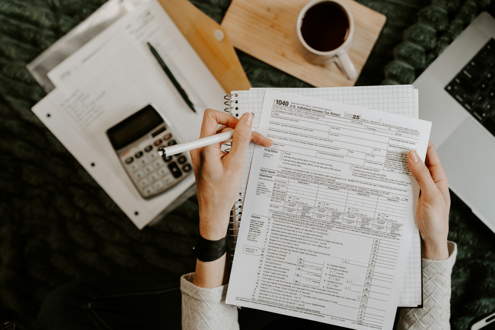 Aides à la création d'entreprise : entrepreneur préparant son dossier de financement