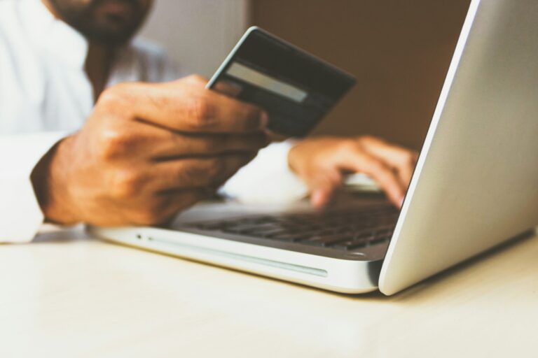Banque pro en ligne : carte bancaire professionnelle et application mobile