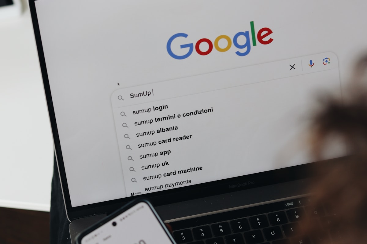 SEO débutant : personne travaillant le référencement naturel de son site