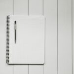Rédiger un business plan : carnet et graphiques du plan d'affaires sur un bureau