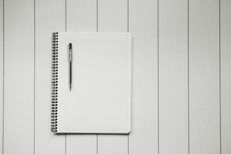Rédiger un business plan : carnet et graphiques du plan d'affaires sur un bureau
