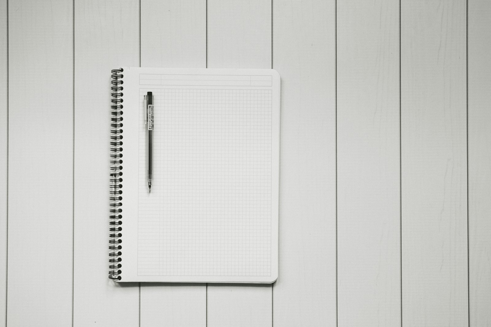 Rédiger un business plan : carnet et graphiques du plan d'affaires sur un bureau