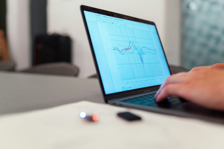 professionnel qui compare des solutions de CRM pour PME sur son ordinateur portable