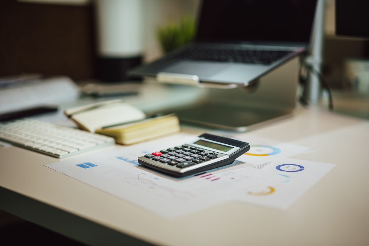 Calculatrice et ordinateur portable pour estimer les cotisations d'une micro-entreprise en 2026
