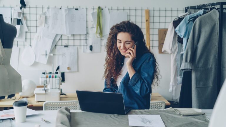 Jeune entrepreneure travaillant sur son ordinateur portable pour créer sa micro-entreprise