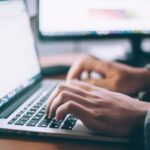 Devenir freelance en 2026 : travailleur indépendant sur son ordinateur portable