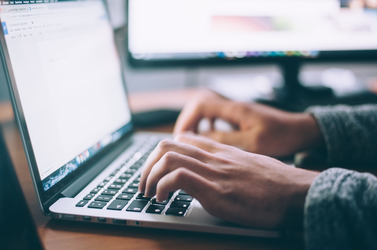 Devenir freelance en 2026 : travailleur indépendant sur son ordinateur portable