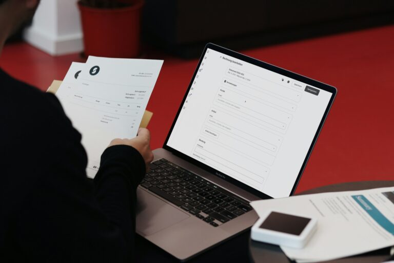 Facturation électronique auto-entrepreneur : passage du papier au numérique sur un bureau