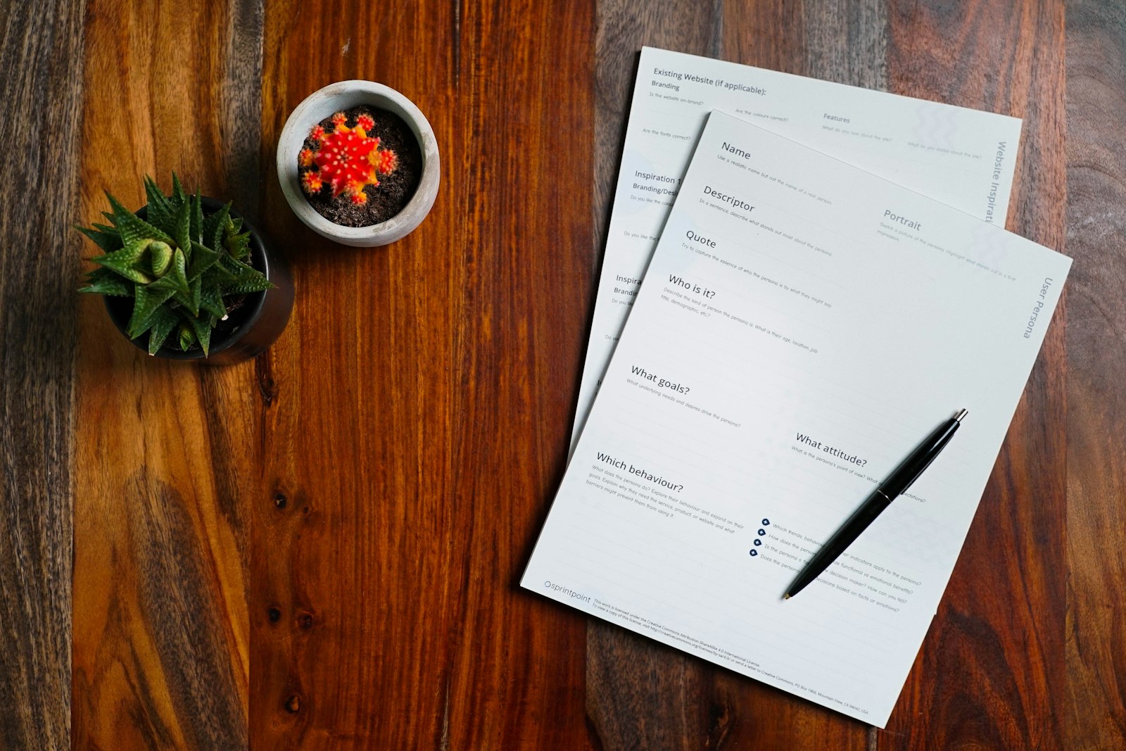 Facture auto-entrepreneur : documents et mentions obligatoires sur un bureau