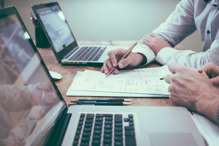 Freelance en train de fixer ses prix freelance sur son ordinateur