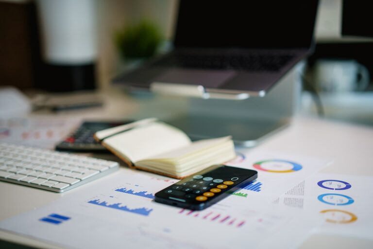 Gestion de trésorerie TPE : dirigeant qui suit ses comptes