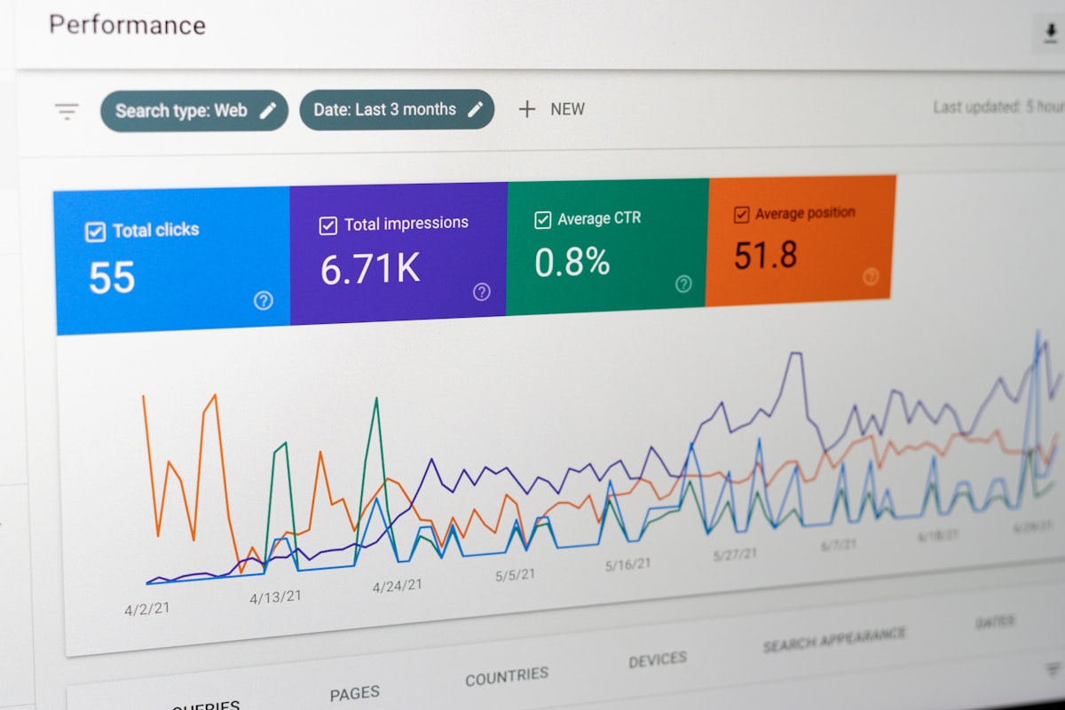 Analyse des performances SEO d'un site sur un écran de données