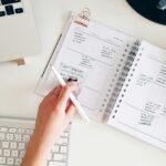 Méthodes de productivité : entrepreneur planifiant sa semaine de travail