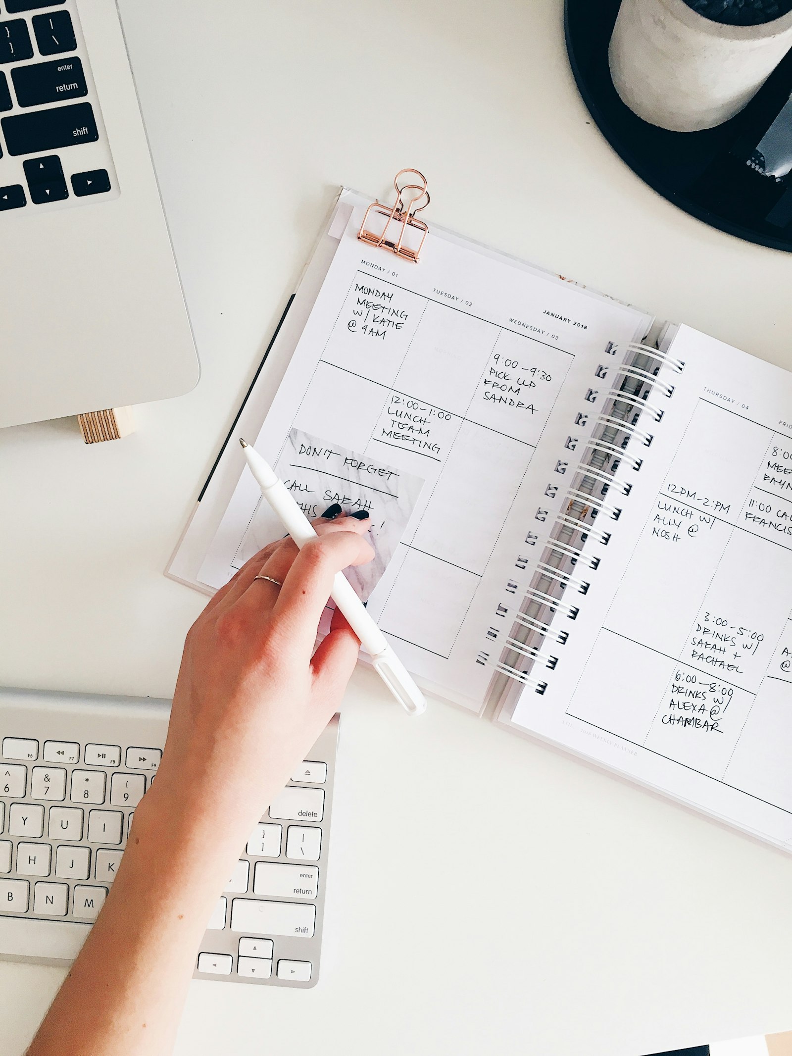 Méthodes de productivité : entrepreneur planifiant sa semaine de travail