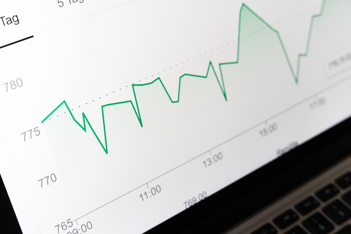 Prévisionnel financier d'un business plan : graphique de projection sur ordinateur