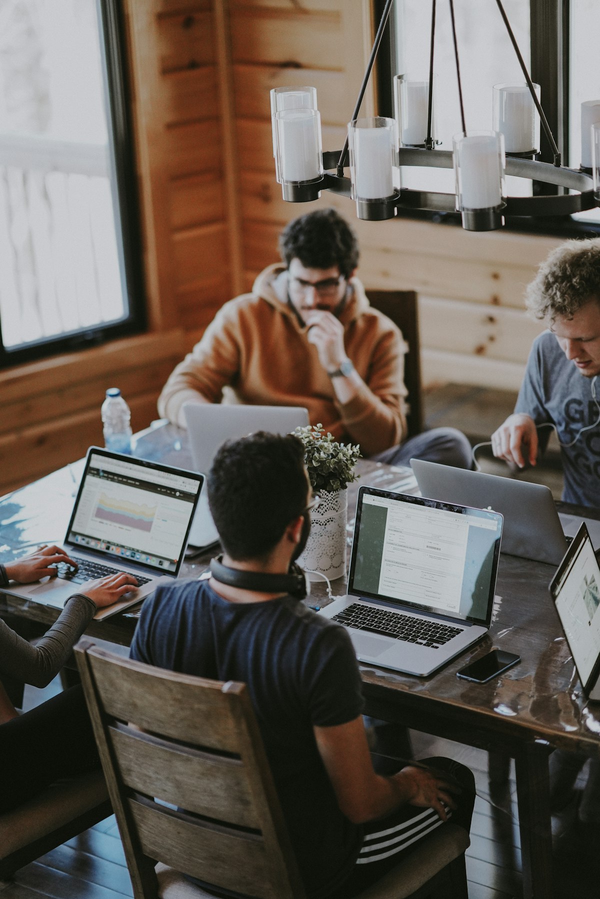 Devenir freelance : professionnels indépendants travaillant en espace de coworking