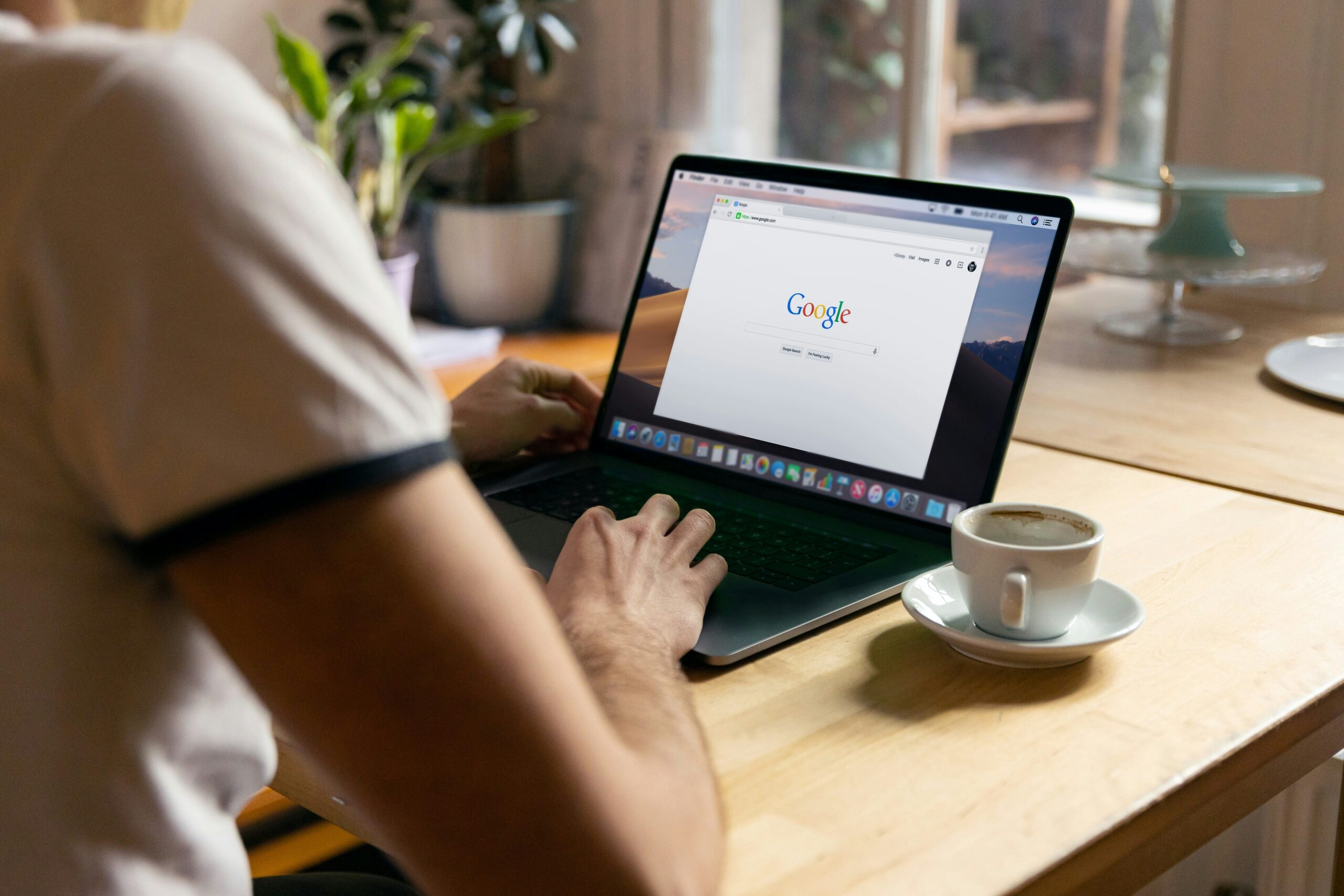 Freelance sur son ordinateur portable pour trouver ses premiers clients et prospecter en ligne