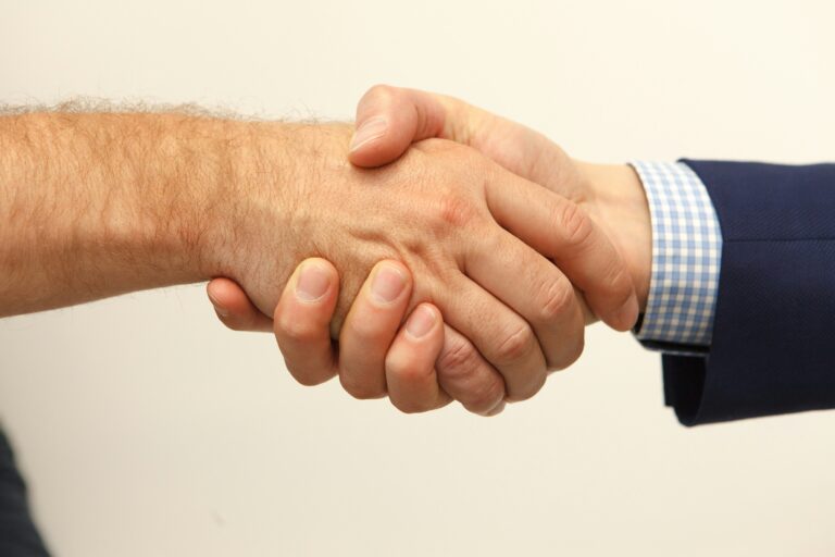Poignée de main symbolisant la signature d'un contrat pour trouver ses premiers clients en freelance