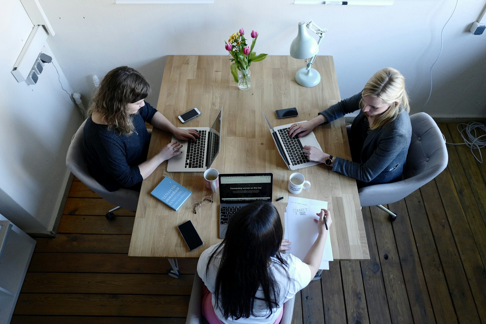 Petite équipe testant un agent IA sur Notion en réunion