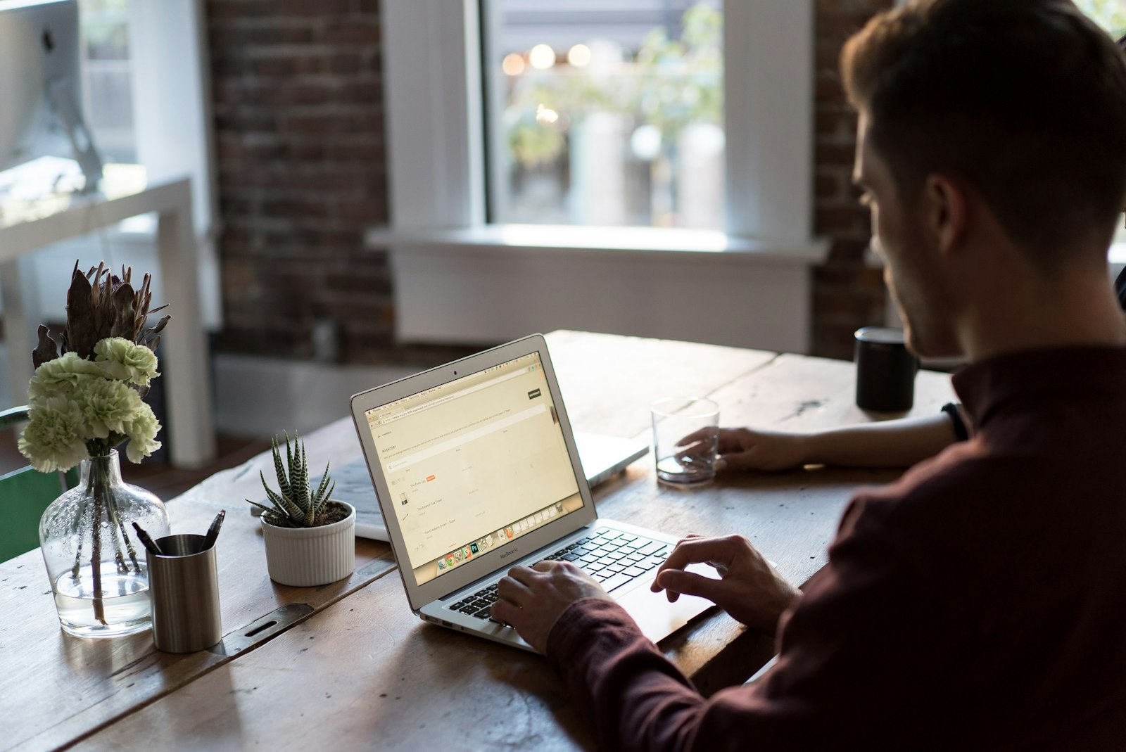 Avis Canva Pro : un créatif qui travaille sur son ordinateur