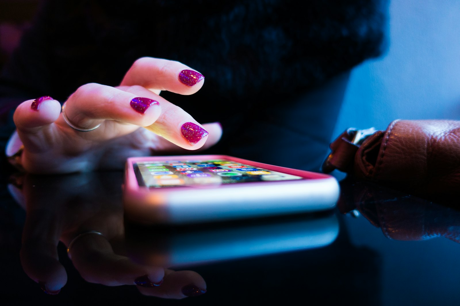 ChatGPT Ads s'affiche sous les réponses consultées depuis un smartphone
