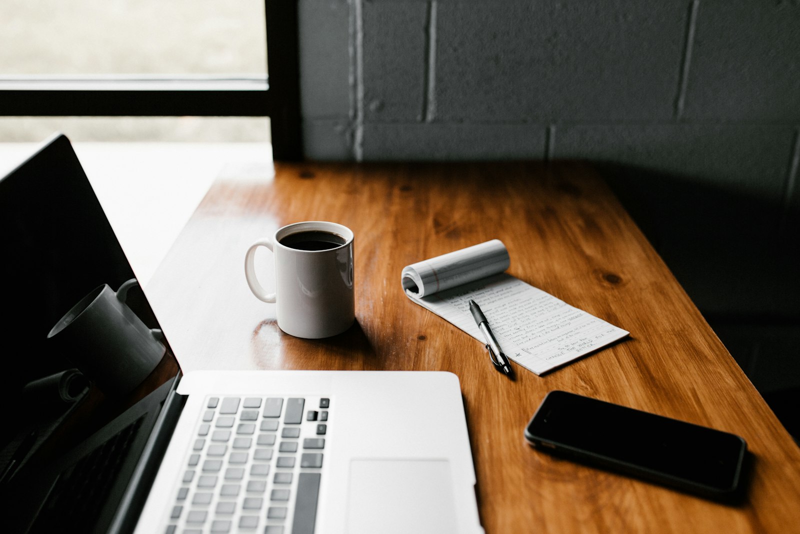 Budget mensuel des outils SaaS pour entrepreneurs sur un bureau de travail