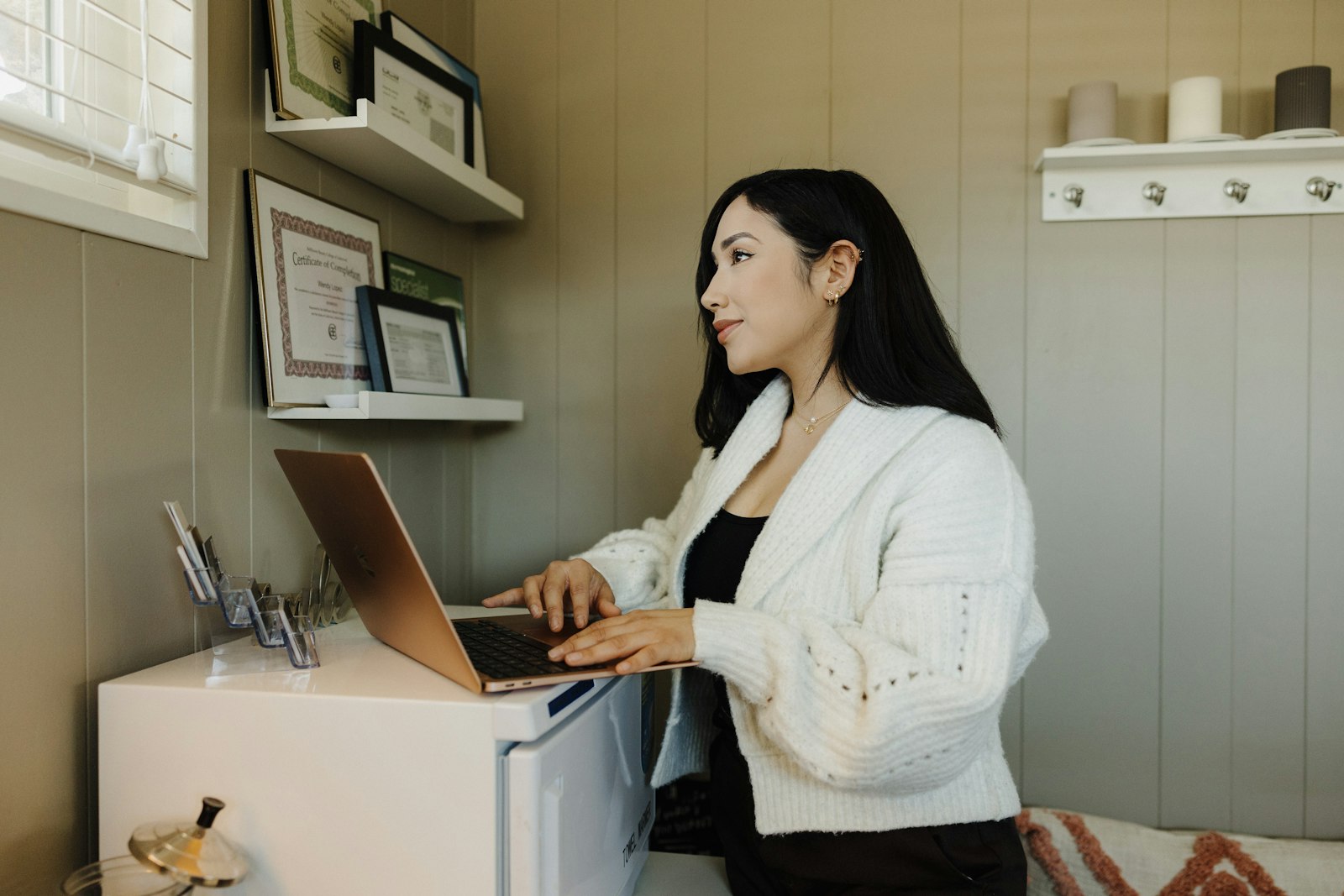 Entrepreneure qui compare ses outils SaaS pour entrepreneurs sur un ordinateur portable