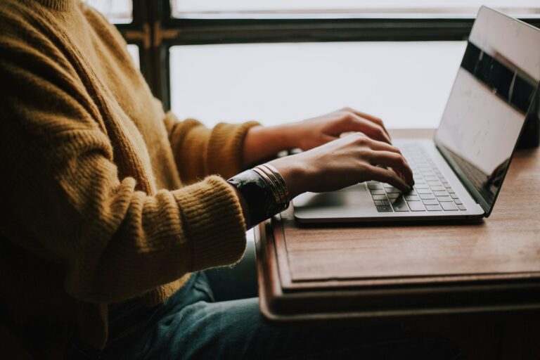 avis Ahrefs : indépendante qui analyse le référencement naturel de son site sur un ordinateur portable