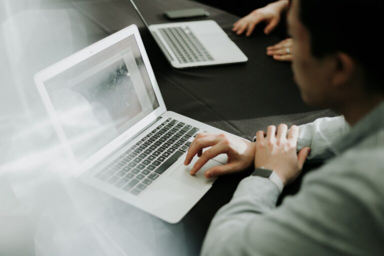 avis Perplexity : personne qui utilise son ordinateur pour faire des recherches