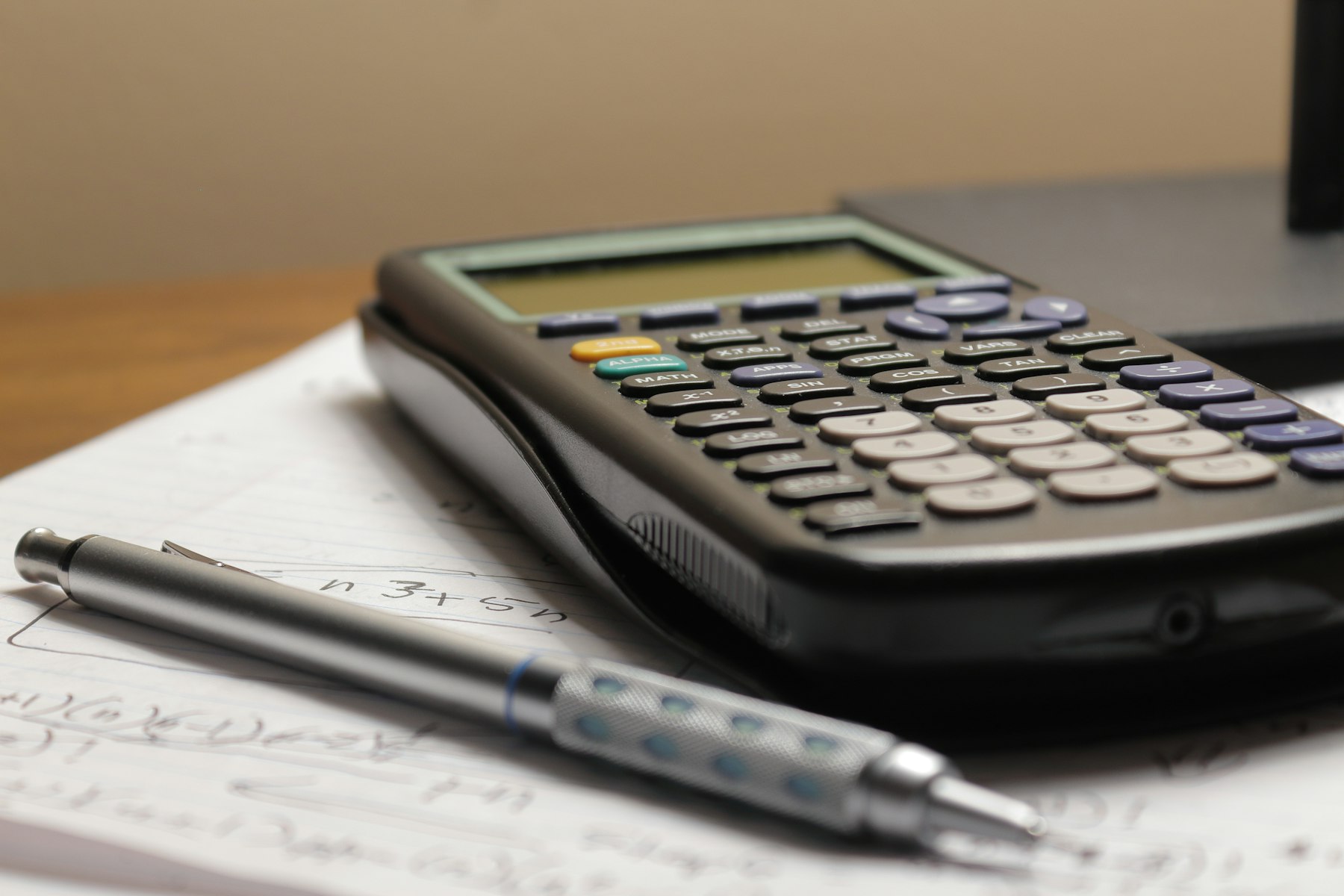Calculatrice posée sur une feuille pour chiffrer le coût des logiciels d'un entrepreneur