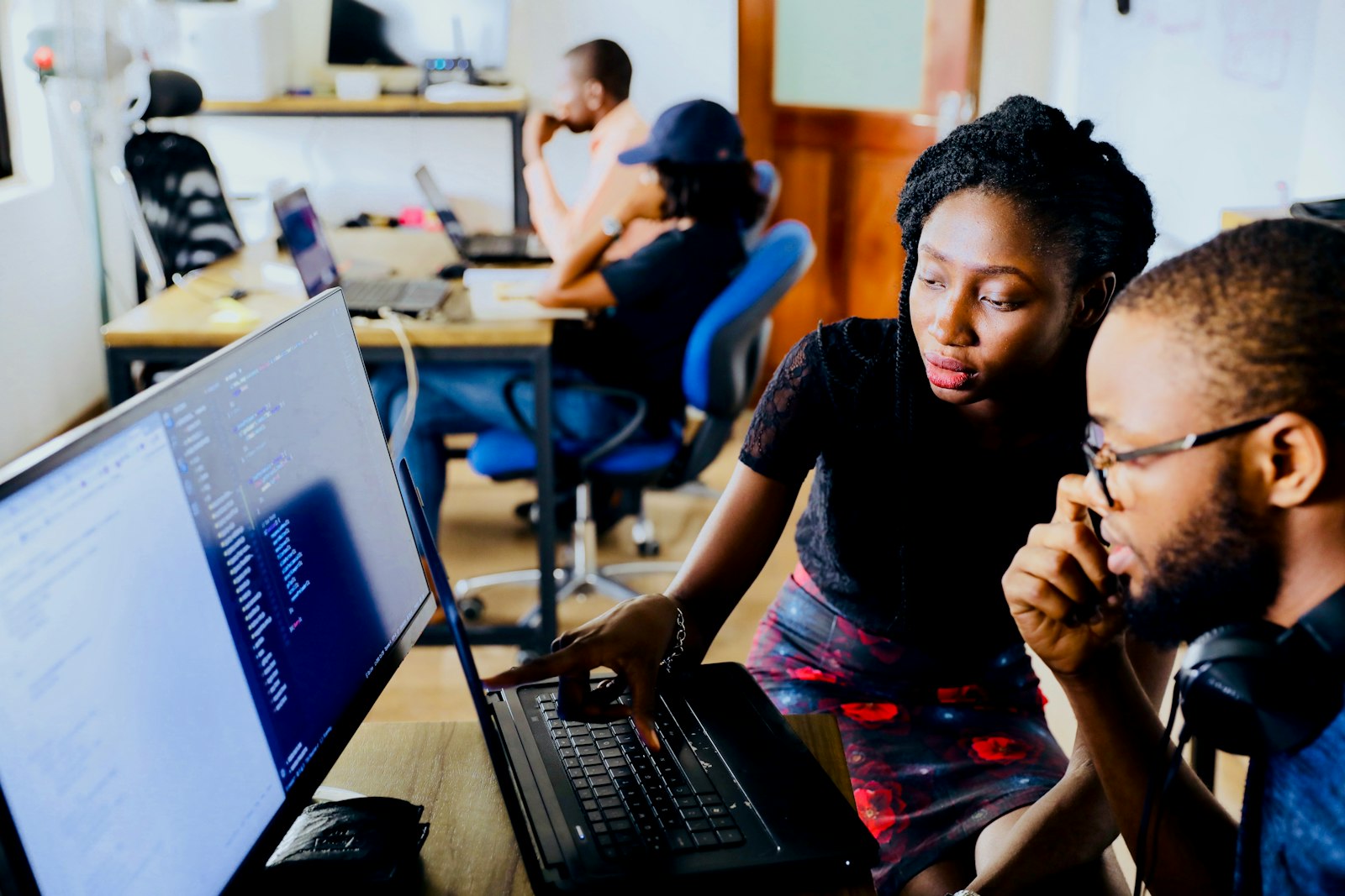 GitHub pour les entrepreneurs : deux personnes qui font une revue de code ensemble