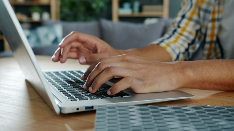 GitHub pour les entrepreneurs : personne qui travaille sur son ordinateur portable