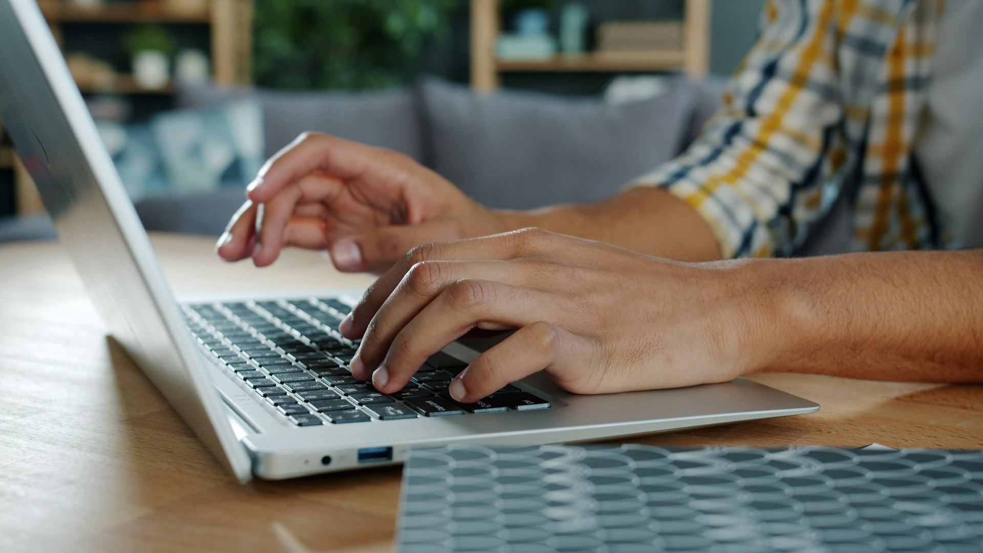 GitHub pour les entrepreneurs : personne qui travaille sur son ordinateur portable