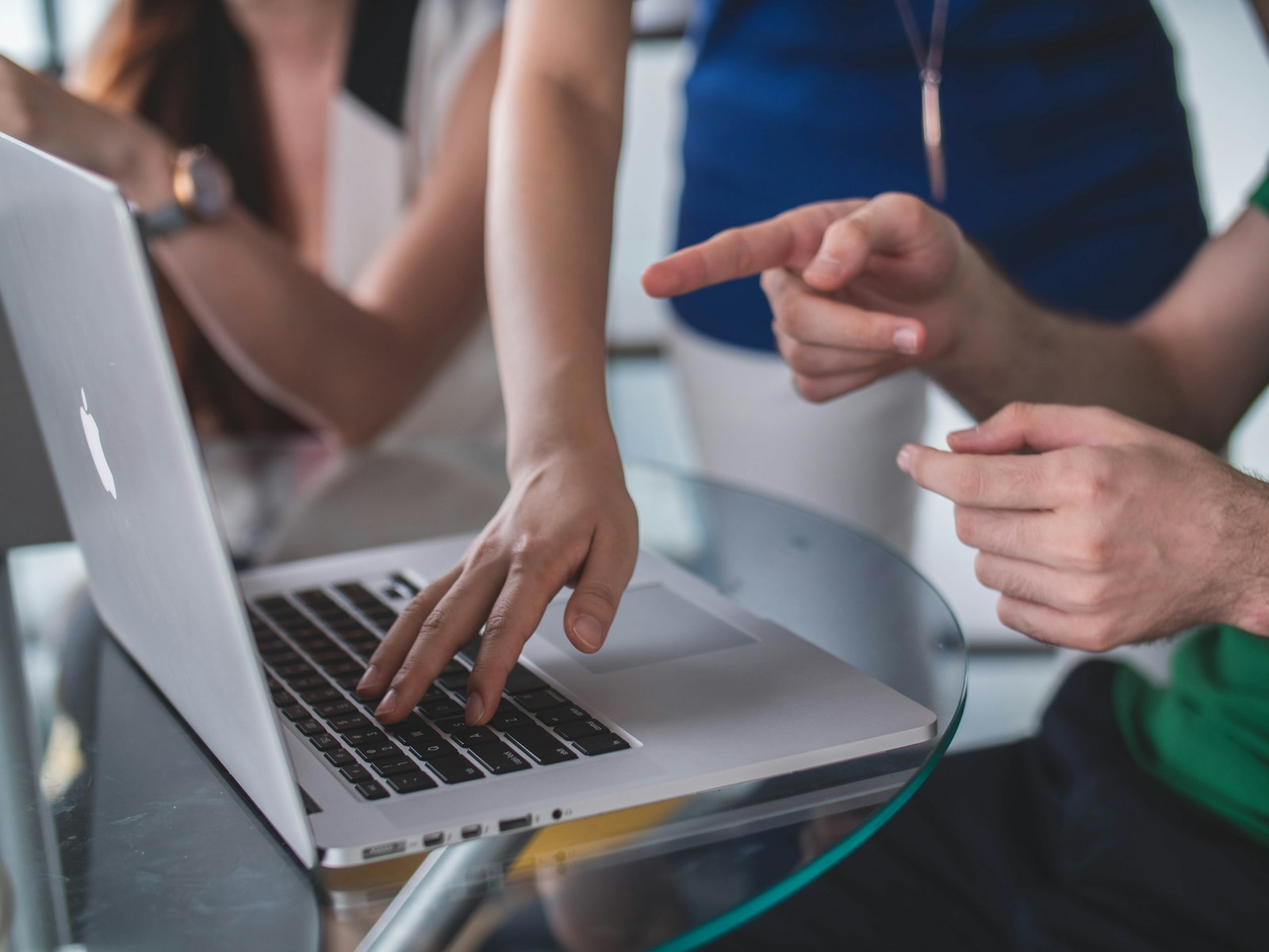 Notion vs ClickUp vs Asana : personne qui organise ses tâches sur un ordinateur portable