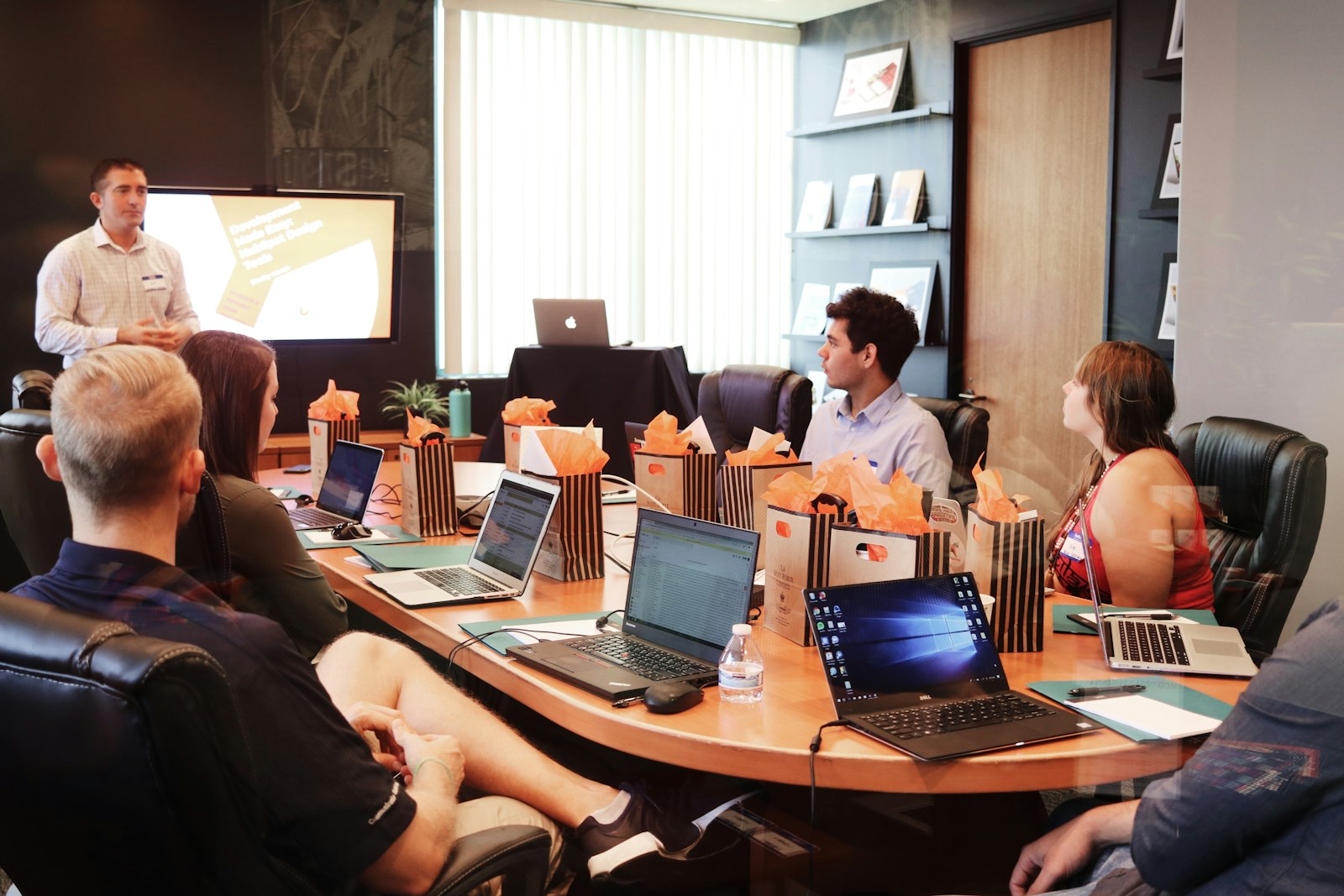 Outils d'automatisation en entreprise : equipe qui presente un scenario d'automatisation