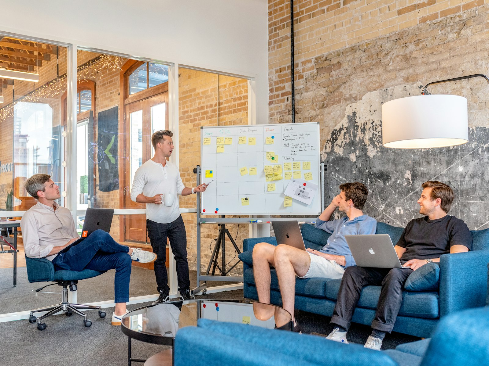 Outils d'automatisation en entreprise : equipe qui choisit ensemble ses outils d'automatisation