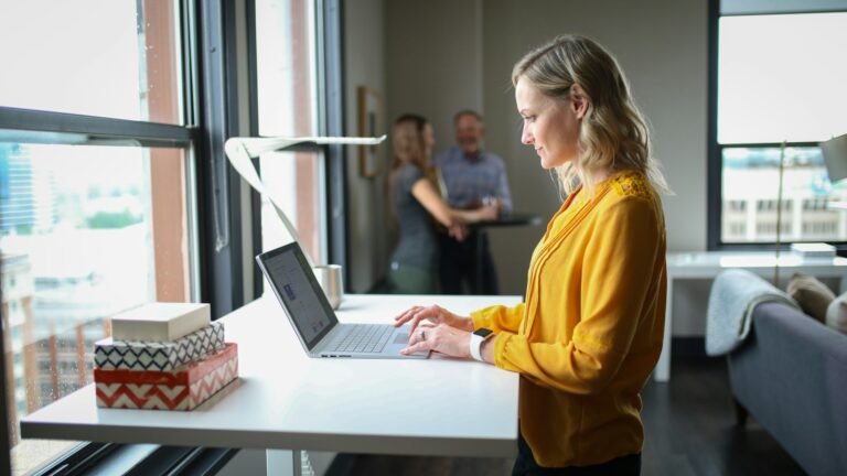 outils IA pour entrepreneurs : une entrepreneure au travail sur son ordinateur portable