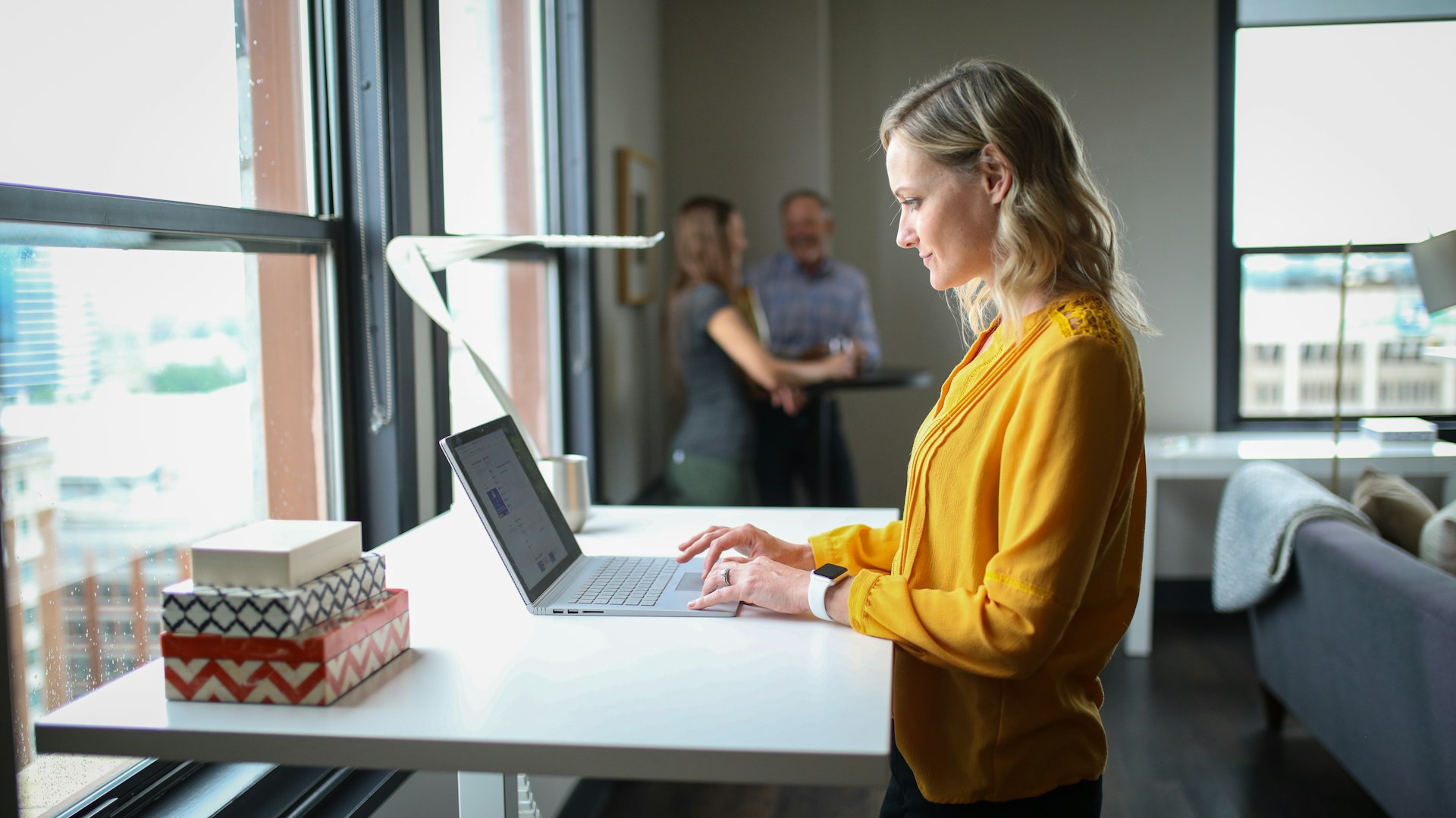 outils IA pour entrepreneurs : une entrepreneure au travail sur son ordinateur portable