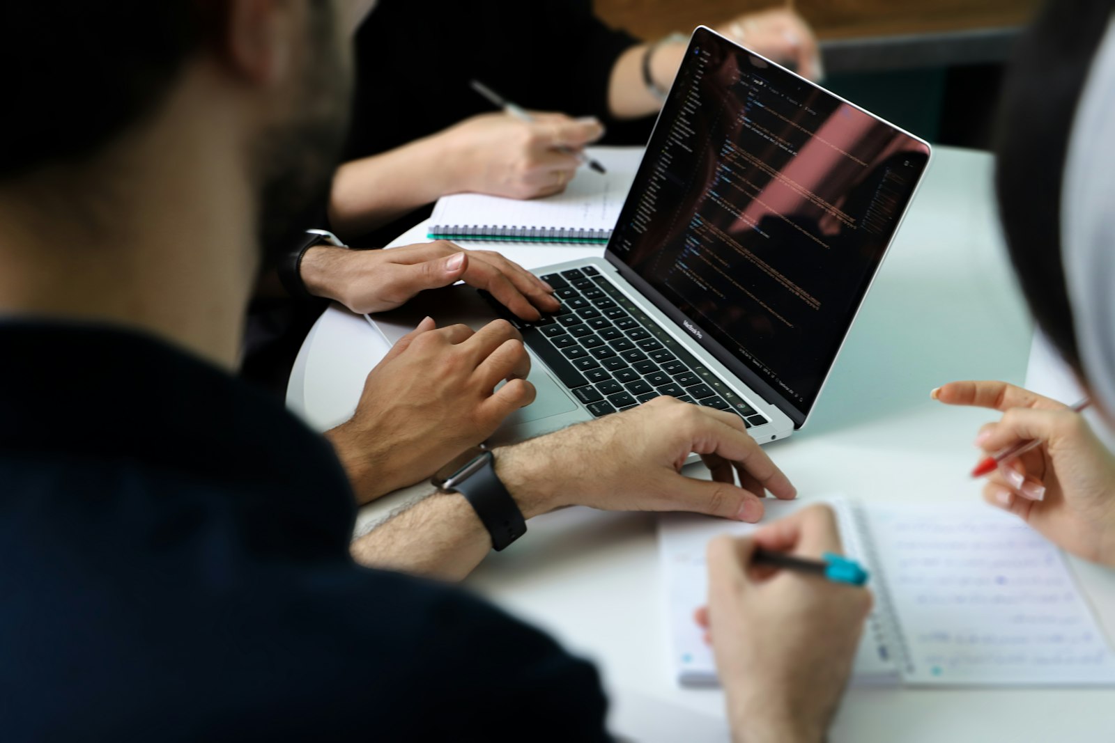 outils IA pour entrepreneurs : une petite equipe compare des outils autour d un ordinateur