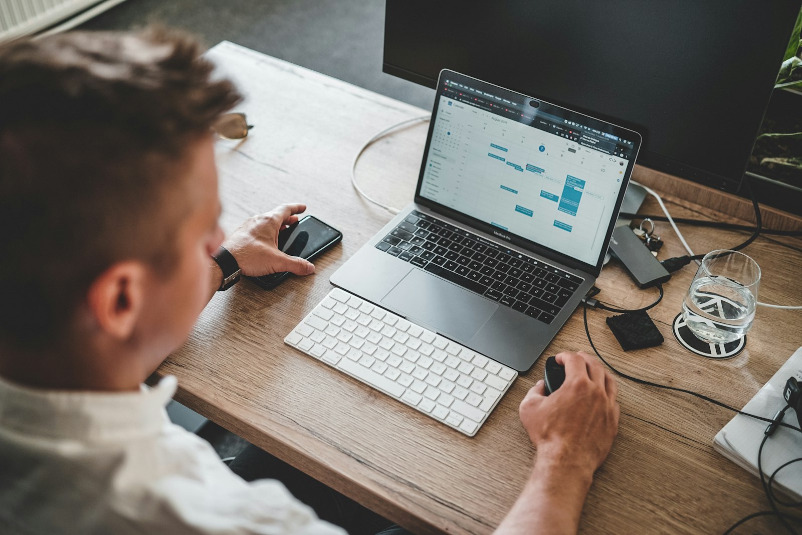 outils IA pour entrepreneurs : poste de travail d'un indépendant équipé d'un ordinateur et d un téléphone