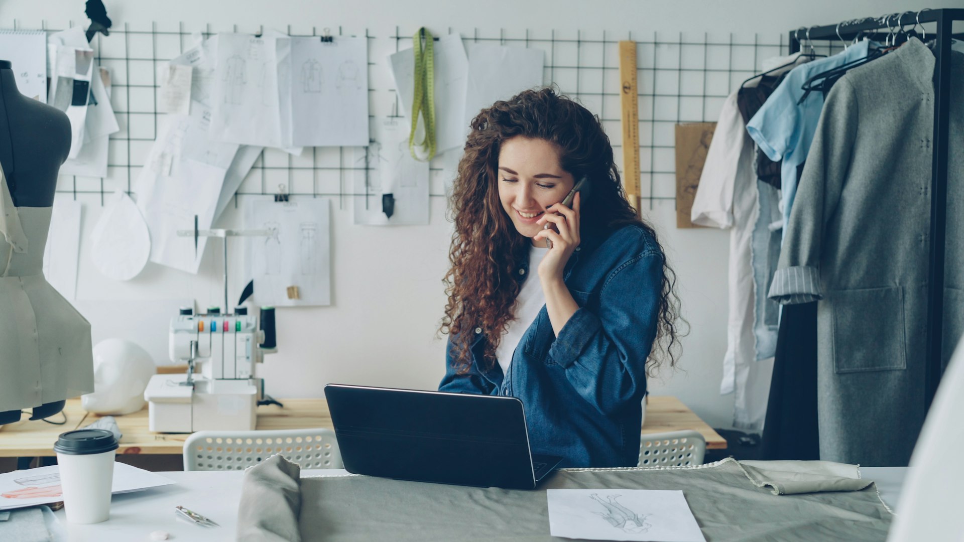 outils no-code : entrepreneur qui gère sa boutique en ligne sur ordinateur portable