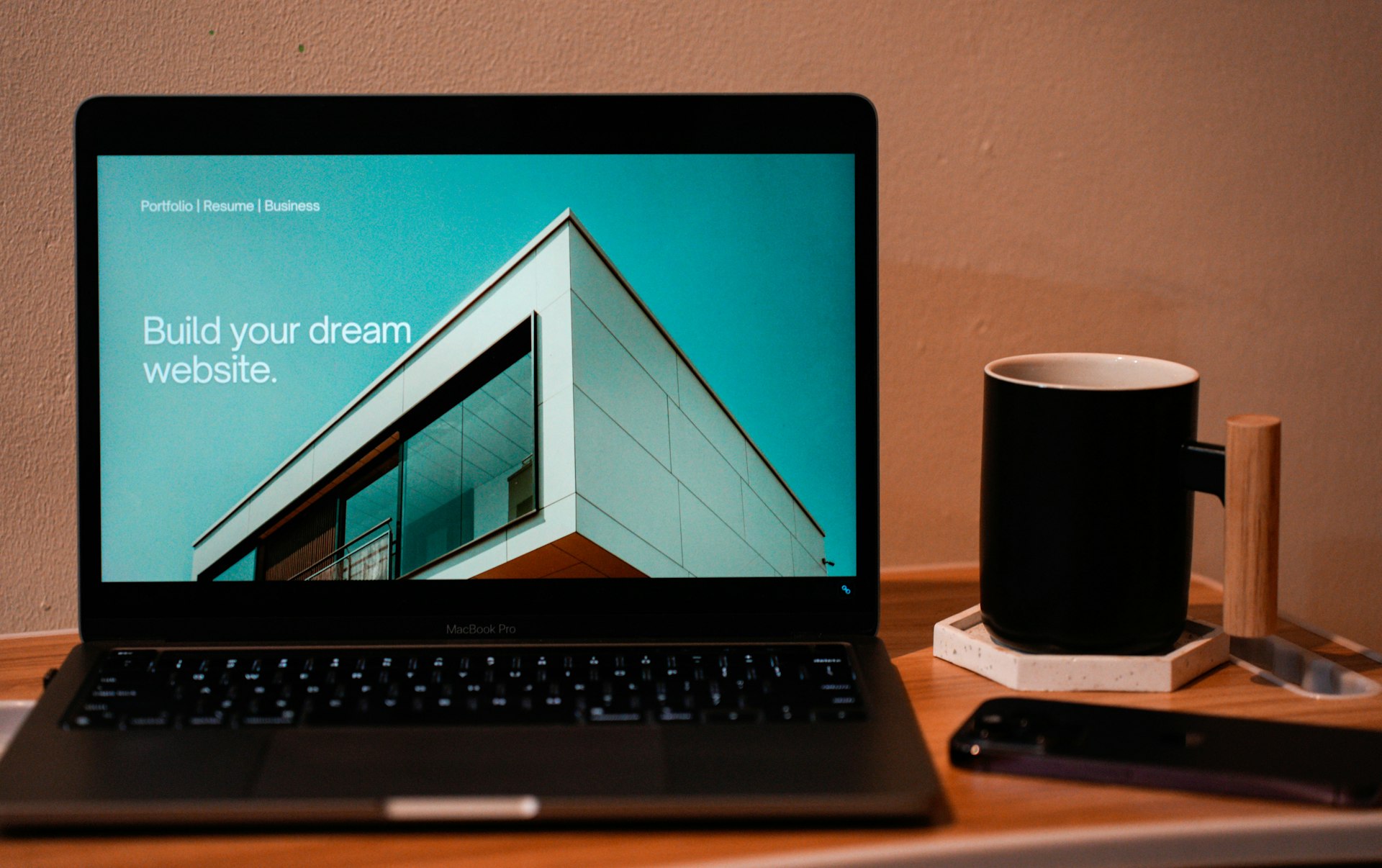 outils no-code : ordinateur portable ouvert pour la création d'un site web