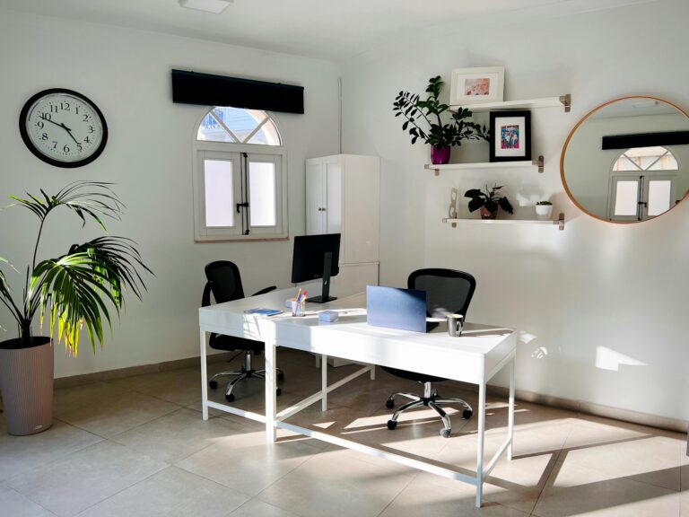 outils no-code : espace de travail calme, ordinateur portable ouvert sur un bureau