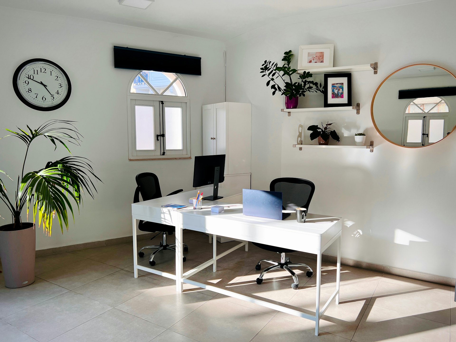 outils no-code : espace de travail calme, ordinateur portable ouvert sur un bureau
