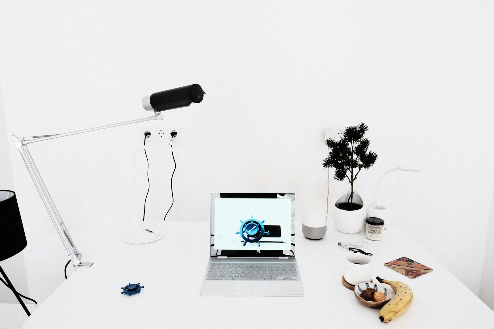 Stripe pour une micro-entreprise : bureau d’un indépendant avec ordinateur portable